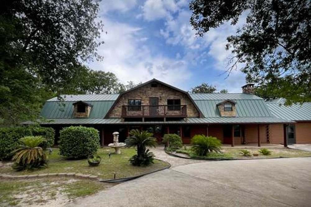 George Jones’ two-story log home from the circular drive